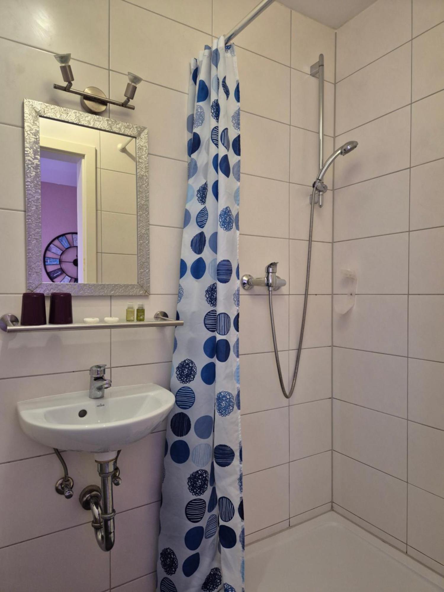 Ricks City Hotel ترير المظهر الخارجي الصورة